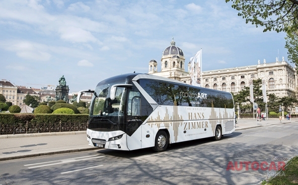 세계적 뮤지션 한스 짐머의 투어용 버스인 네오플란 투어라이너 L <br>